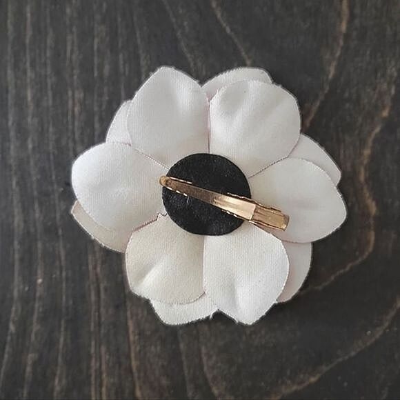 Vtg fuschia faux patent leather flower hair clip - Picture 8 of 9